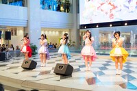 Luce Twinkle Wink☆「Fight on!」リリース記念イベント 東京・池袋サンシャインシティ噴水広場公演の様子。（撮影：マツモトタカユキ）