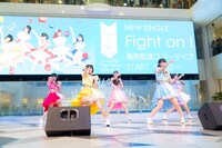 Luce Twinkle Wink☆「Fight on!」リリース記念イベント 東京・池袋サンシャインシティ噴水広場公演の様子。（撮影：マツモトタカユキ）