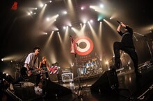 IKE（右 / SPYAIR）と「もっと光を」でコラボレーションするBLUE ENCOUNT。（撮影：鈴木公平）