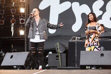 左からAK-69、シェネル。