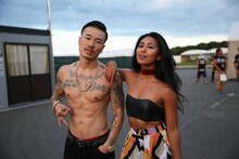 左からAK-69、シェネル。