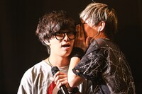 IKE（右）から「サムライハート（Some Like It Hot!!）」前の決めゼリフを教えてもらう田邊駿一（左 / BLUE ENCOUNT）。（撮影：鈴木公平）