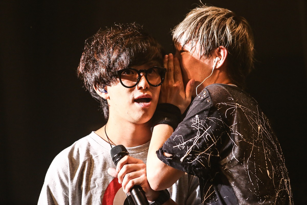 IKE（右）から「サムライハート（Some Like It Hot!!）」前の決めゼリフを教えてもらう田邊駿一（左 / BLUE ENCOUNT）。（撮影：鈴木公平）