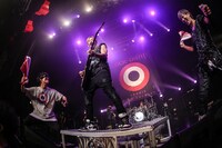 田邊駿一（左 / BLUE ENCOUNT）と「サムライハート（Some Like It Hot!!）」を披露するSPYAIR。（撮影：鈴木公平）