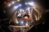 田邊駿一（BLUE ENCOUNT）とSPYAIR。（撮影：鈴木公平）