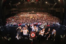 「SPYAIR×BLUE ENCOUNT LOCK ON!!!!」終演後の記念撮影。（撮影：鈴木公平）