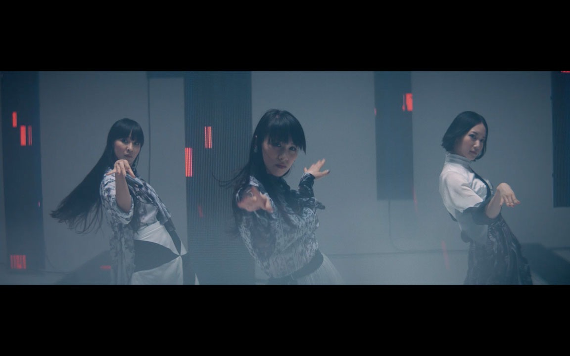 Perfume「If you wanna」MVのワンシーン。