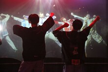 自分たちの映像に合わせて踊る（左から）カイ、ユースケ。