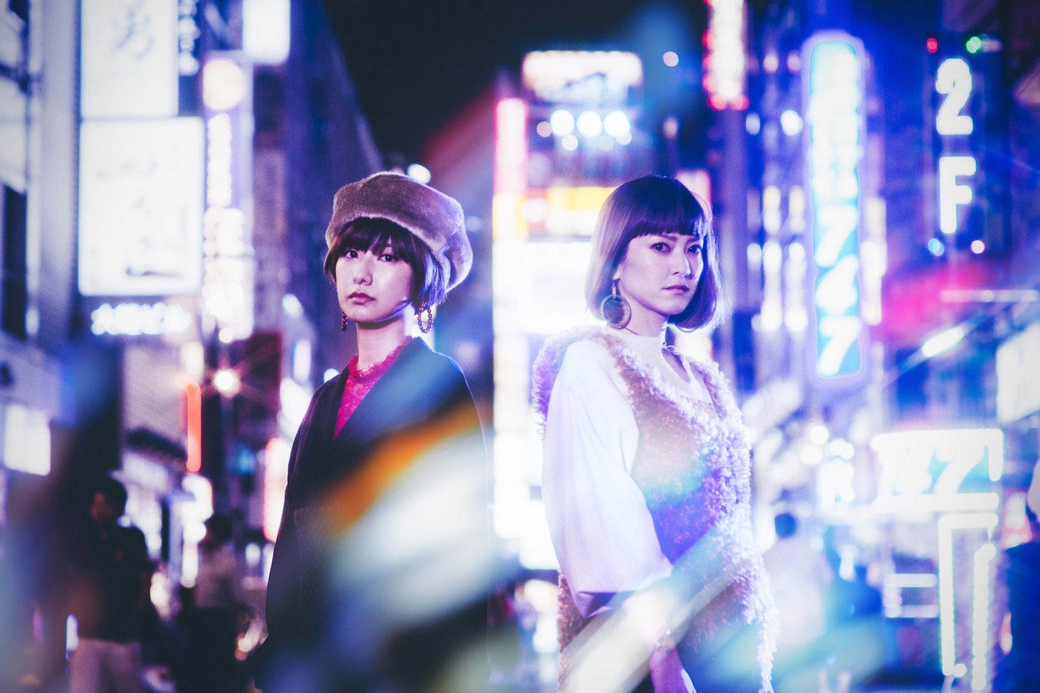Charisma.com。左がいつか（MC）、右がゴンチ（DJ）。