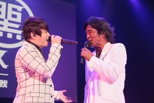 左から西川貴教、松崎しげる。