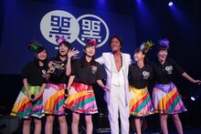 松崎しげるとももいろクローバーZ。