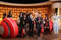 尺八で演奏に参加するバカリズムと和楽器バンド。(c)日本テレビ
