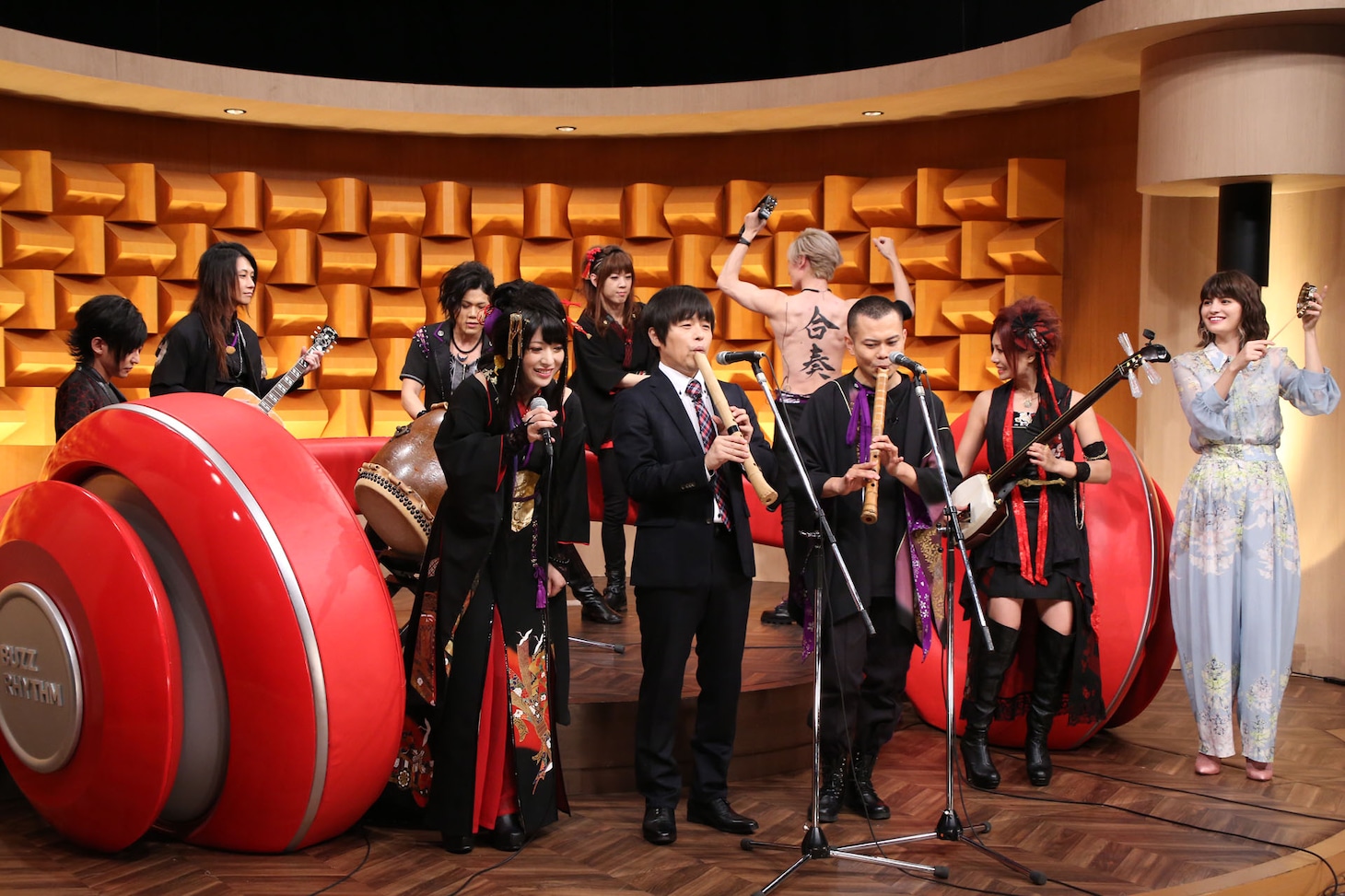 尺八で演奏に参加するバカリズムと和楽器バンド。(c)日本テレビ