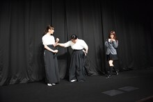 富田望生に立ち位置を直される西野七瀬（乃木坂46）。