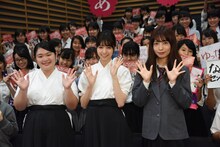 左から富田望生、西野七瀬（乃木坂46）、斉藤優里（乃木坂46）。