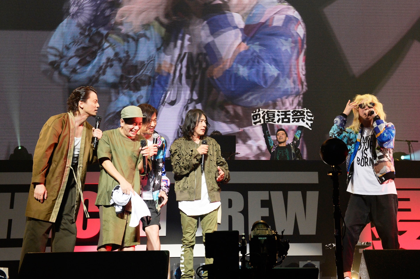 「神輿ロッカーズ feat. RHYMESTER」パフォーマンス中のKICK THE CAN CREWとRHYMESTER。