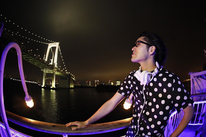 夜景を見つめるDJ和。