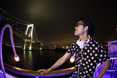 夜景を見つめるDJ和。