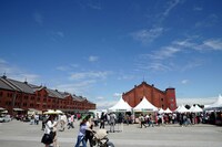 物販やフードコートが並び、クラシックカー展示やFMヨコハマのラジオ収録なども行われた開演前の赤レンガ倉庫。