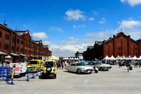 おしゃれなクラシックカーが並ぶ横浜赤レンガ倉庫。