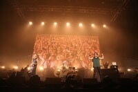 左からMIYAVI、KREVA。