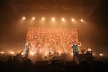 左からMIYAVI、KREVA。