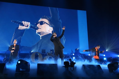 JAY'ED、AKLO、KREVAによる「想い出の向こう側」のパフォーマンス。