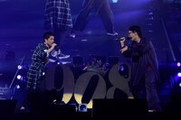 左から久保田利伸、KREVA。