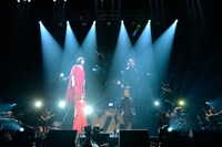 左から絢香、KREVA。