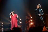 左から絢香、KREVA。