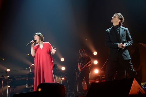 左から絢香、KREVA。