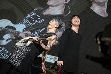 左からMIYAVI、三浦大知。