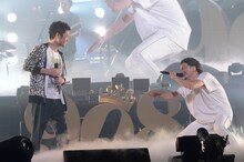 左から久保田利伸、KREVA。