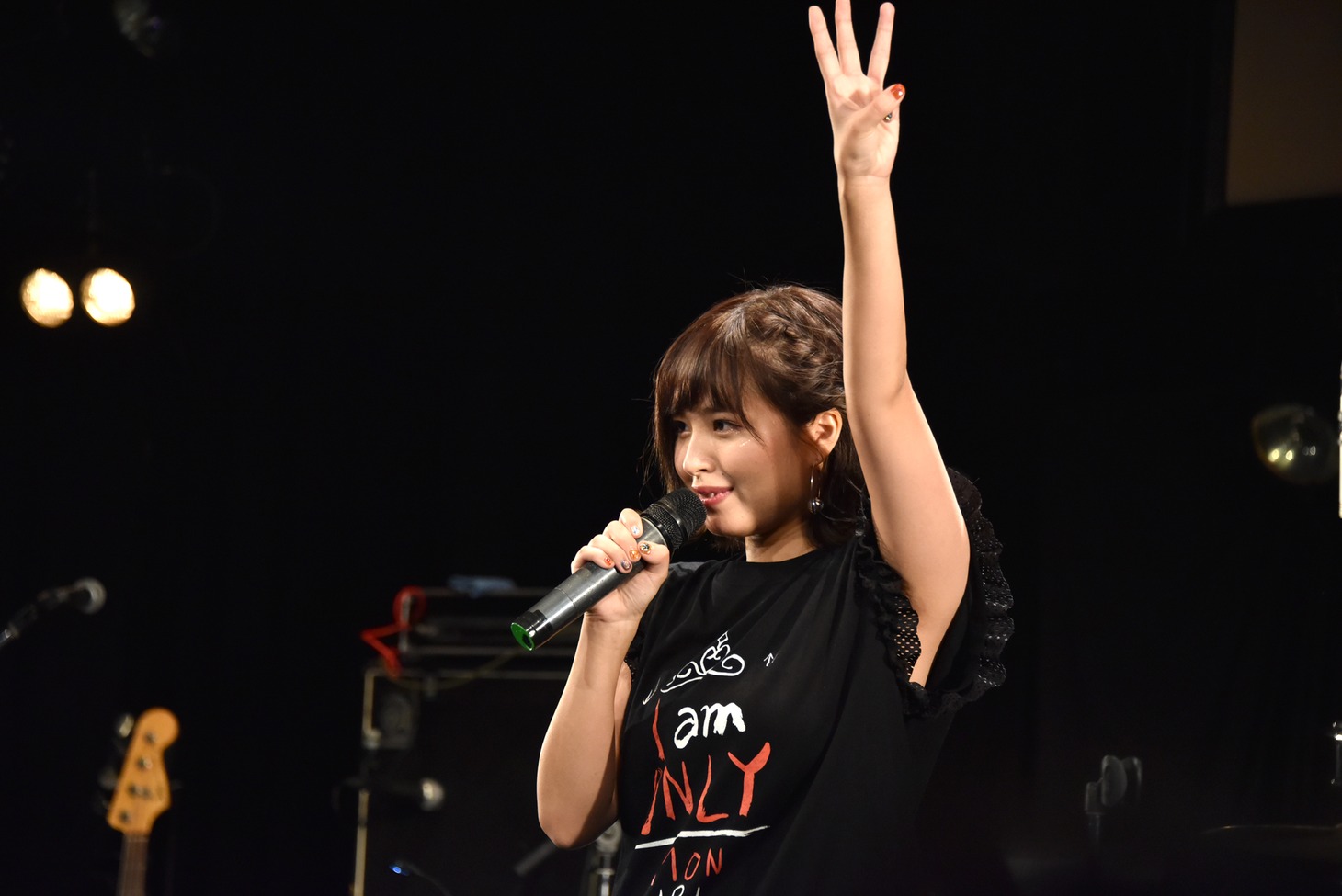 「3つのうれしいお知らせがあります」と観客に告げる脇田もなり。