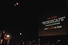 ニューシングル「WINGSCAPE」の発売決定を報告する脇田もなり。