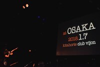 かつての活動拠点だった大阪・北堀江club vijonでのシングルリリース記念ライブ決定を報告する脇田もなり。