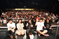 バンドメンバーや観客と記念撮影する脇田もなり。