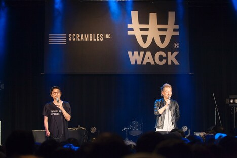「SCRAMBLES&WACK 3rd ANNiVERSARY "WE ARE GROWiNG UP!!"」での渡辺淳之介（左）と松隈ケンタ（右）。