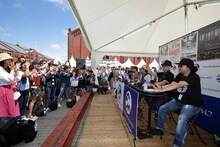 FMヨコハマのラジオ収録を行うクレイジーケンバンド。