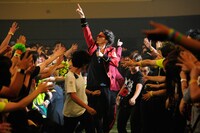 ステージを飛び出してパフォーマンスするKREVA。