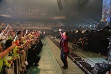 「全速力（feat. 三浦大知）」を歌唱する三浦大知。