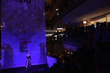 中島美嘉のパフォーマンス中の様子。