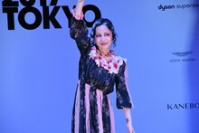 観客に手を振る中島美嘉。