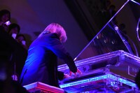 演奏中のYOSHIKI。