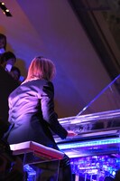 演奏中のYOSHIKI。