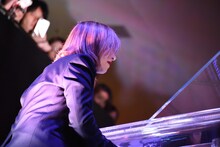 「Forever Love」をパフォーマンスするYOSHIKI。