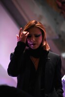 大階段を降りるYOSHIKI。