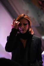 大階段を降りるYOSHIKI。