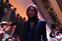 大階段を降りるYOSHIKI。