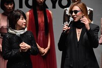 「VOGUE JAPAN」表紙撮影を振り返るYOSHIKI（右）。